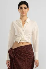 Camisa color crema de manga larga con lazo en la cintura y botones nacarados.