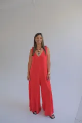 Mono largo de color rojo con escote en V y breteles con lazo.