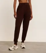 Pantalón jogger deportivo marrón de microfibra con cintura elástica y tobillos ajustados. Ideal para actividades deportivas o para un look casual y cómodo.