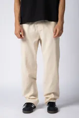 Pantalón de lino color beige, de corte recto y holgado, con cintura elastizada y cordón ajustable. Presenta bolsillos laterales amplios.