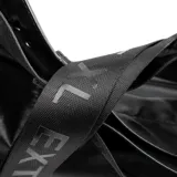 Bolso tote negro de cuero con correa ancha de tela con letras blancas.