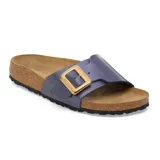 Sandalias Birkenstock modelo Catalina, color azul metalizado, con hebilla dorada ajustable.