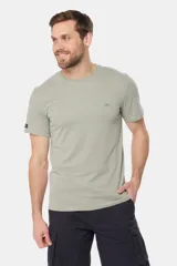 Remera celeste de manga corta con cuello redondo y bordado pequeño en el pecho. Corte clásico.