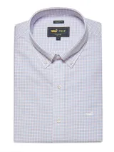 Camisa de hombre a cuadros blancos, celestes y rojos, de corte regular, manga larga y cuello americano abotonado.