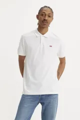 Chomba manga corta blanca de corte clásico, con cuello polo abotonado y logo de Levi's bordado en el pecho.