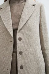 Tapado corto entallado color marrón claro con textura de espiga, cuello solapa y manga larga. Cierre frontal con botones.