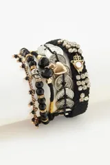 Set de pulseras con cuentas negras, monedas plateadas y apliques de strass.