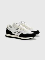 Zapatillas de running Tommy Jeans, blancas con detalles en negro.