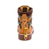 Bota Caterpillar modelo Golden Gate, color miel con detalles en negro y dorado. Diseño inspirado en el puente Golden Gate, con estructura en forma de jaula y sistema de cables.