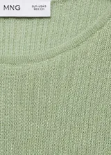 Remera de punto de canalé color amarillo pálido, de tejido fino, cuello redondo, diseño entallado y manga larga.