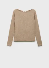 Camiseta color beige de tejido de punto acanalado, con cuello barco y mangas largas.