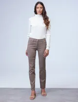 Pantalón de gabardina elastizada color marrón claro, marca Zac & Rachel, corte slim, con pretina con pasadores, botón y cierre. Delantera con tres bolsillos y trasera con bolsillos ojal.