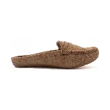 Zueco Panama Jack color marrón claro, estilo mocasín, con capellada de cuero y diseño de vincha en el empeine.