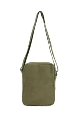 Bandolera verde militar de nylon con correa ajustable, bolsillo frontal con cierre y logo estampado.
