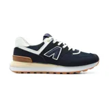 Championes urbanos American Sport modelo Mila 2.0, color azul marino con detalles en blanco y suela marrón. Confeccionados en gamuza y malla, con logo "N" característico en los laterales y entresuela blanca.