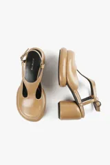 Zapato negro de cuero con pulsera al tobillo, taco ancho y plataforma con diseño redondeado.