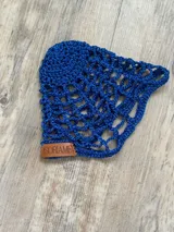Casquete tejido en hilo de seda viscosa, color azul.