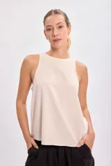 Musculosa beige de lino con cuello redondo y sisas amplias.