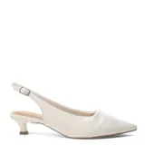 Zapato negro de cuero liso, estilo slingback (con tira ajustable en el talón), punta fina y taco bajo curvo.