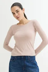 Remera gris oscura de manga larga y cuello redondo, corte ajustado.