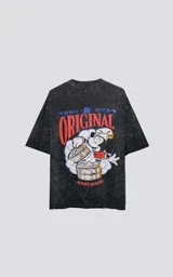 Remera negra con efecto gastado, de manga corta y cuello redondo. Estampado en la espalda con Mickey Mouse cocinando dumplings.