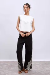 Blusa blanca sin mangas con cuello redondo y corte crop.