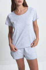 Conjunto de pijama de algodón a rayas horizontales grises y blancas, compuesto por una remera de mangas cortas y un short.