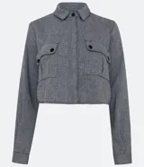 Camisa cropped de manga larga con cuello camisero, bolsillos delanteros y estampado de espina de pescado.