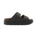 Sandalia marrón con doble tira y hebillas metálicas.