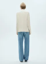 Sweater azul marino de punto fino con cuello perkins, corte oversize y mangas largas.
