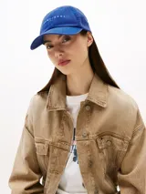 Gorra de béisbol azul con logo de Tommy Jeans bordado en blanco en el frente.