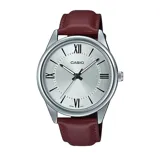 Reloj Casio con caja plateada, esfera plateada con números romanos y correa de cuero marrón.