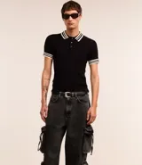 Pantalón de jean super baggy color gris oscuro, con trabillas en la cintura, bolsillos laterales tipo cargo con cordones ajustables y cierre frontal con cremallera y botón.