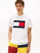 Remera blanca de algodón con cuello redondo y logo de Tommy Hilfiger estampado en el pecho.