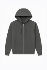 Campera gris con capucha, cierre frontal y bolsillos tipo canguro.