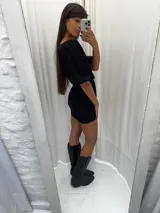 Vestido corto rojo de lino, con escote redondo, mangas globo y lazo ajustable en la cintura.