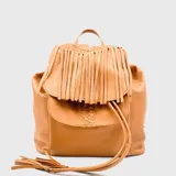 Mochila de cuero color camel con solapa con flecos y cierre con cordón de cuero.