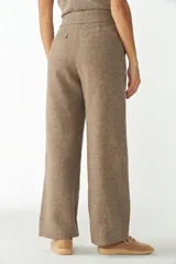 Pantalón de tiro alto color marrón con textura, pierna recta y bolsillos laterales.