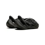 Zueco Adidas Yeezy Foam Runner color negro.