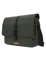Maletín unisex RKF Statham Bag color verde militar, resistente al agua, fabricado con poliéster reciclado y forro interior sustentable. Cuenta con compartimento principal con cierre cremallera a prueba de agua, compartimento interior para laptop de 16´, bolsillo trasero con cierre cremallera a prueba de agua, correa ajustable y removible, llavero mosquetón y bolsa de género para regalo.