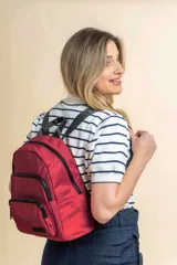 Mochila funcional color beige con detalles en negro, que incluye dos compartimentos con cierre y un bolsillo frontal para fácil acceso.