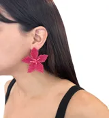 Aros colgantes con forma de flor de cinco pétalos, hechos a mano con mostacillas color fucsia. Cierre con gancho para perforación.