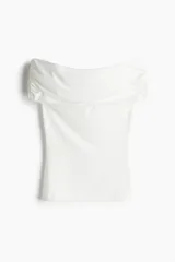 Top blanco de punto elástico con hombros descubiertos, escote ancho con doblez y laterales fruncidos.