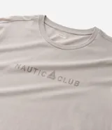 Remera de algodón color beige claro, manga corta y cuello redondo, con estampa localizada en el pecho con el texto "NAUTIC CLUB" y un logo de vela.