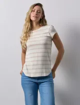 Remera de modal color crudo con rayas horizontales color beige, cuello redondo y mangas cortas.