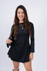 Minivestido negro de corte evasé, cuello redondo y mangas largas acampanadas.