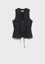 Chaleco negro de algodón estilo tejano vaquero, con cuello pico, tirantes anchos y cierre de botón en la parte delantera.