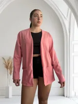 Blazer de crepe color rosado con diseño minimalista y bolsillos laterales.