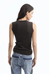 Musculosa gris con cuello redondo y apliques de strass plateados.