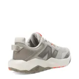Championes de running New Balance Nitrel para mujer, color gris con detalles en rojo y logo en el lateral.